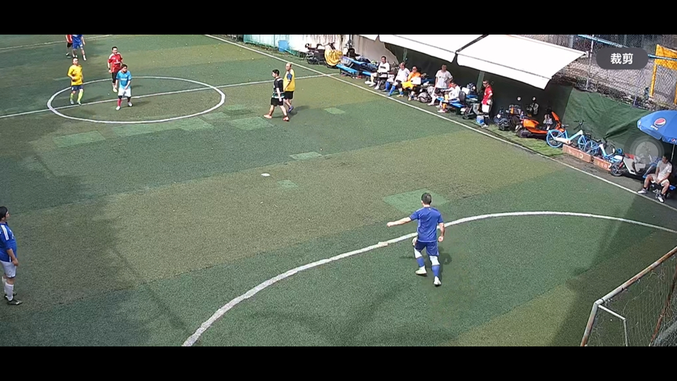 关于柏林联队球员们热情参加草根足球活动的信息