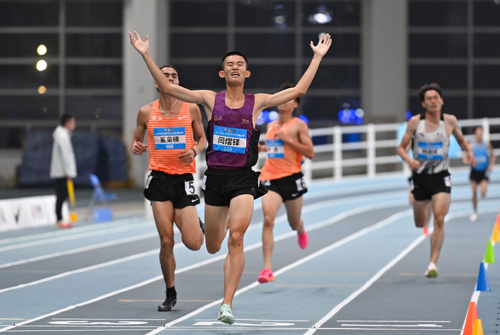 aoa体育-墨西哥田径选手飞奔冲刺，夺得冠军(墨西哥田径选手飞奔冲刺,夺得冠军视频)
