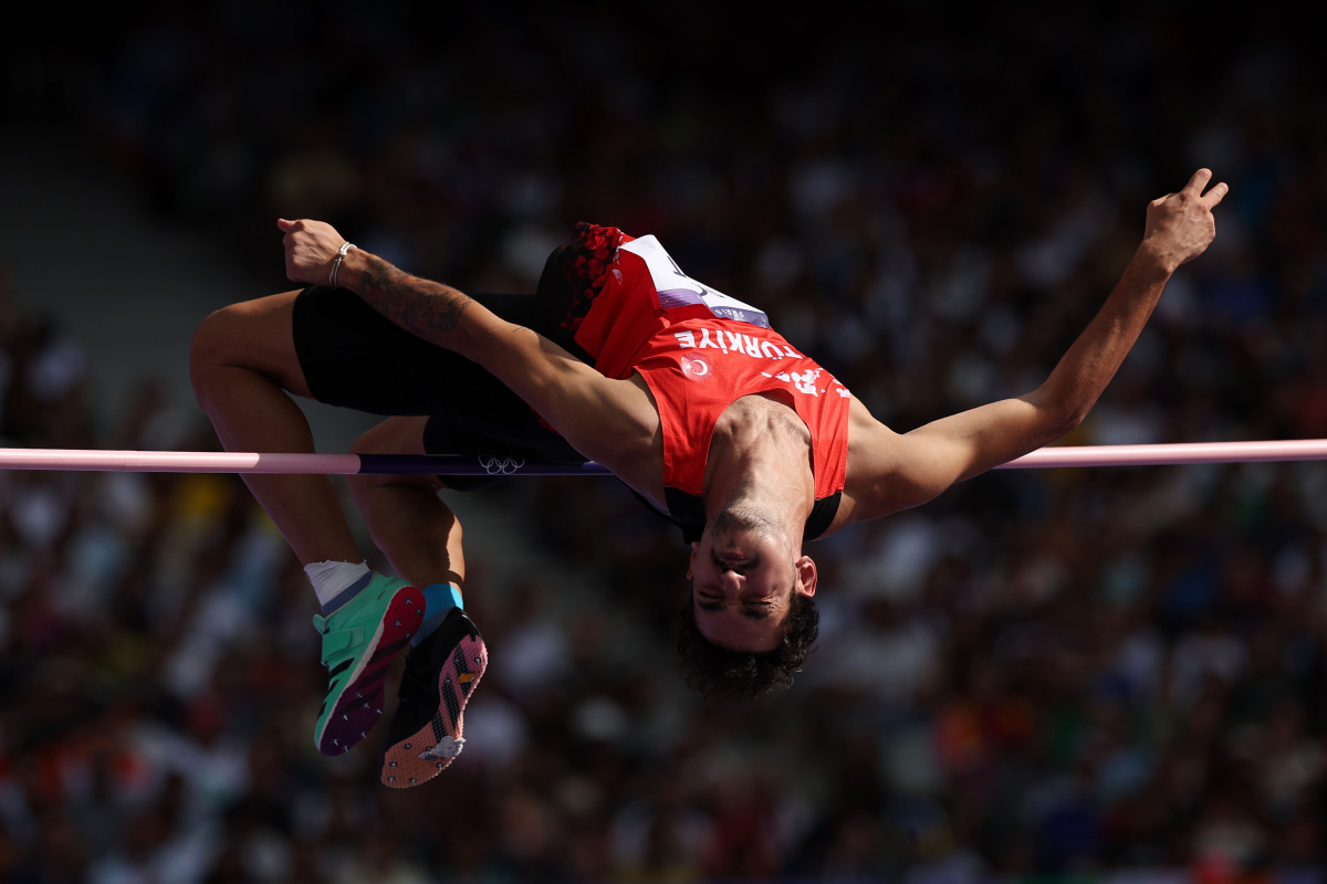aoa体育视频-运动员们奋力拼搏，场上场下都是精彩(看着运动员们在赛场上奋勇拼搏,教练不禁感叹)