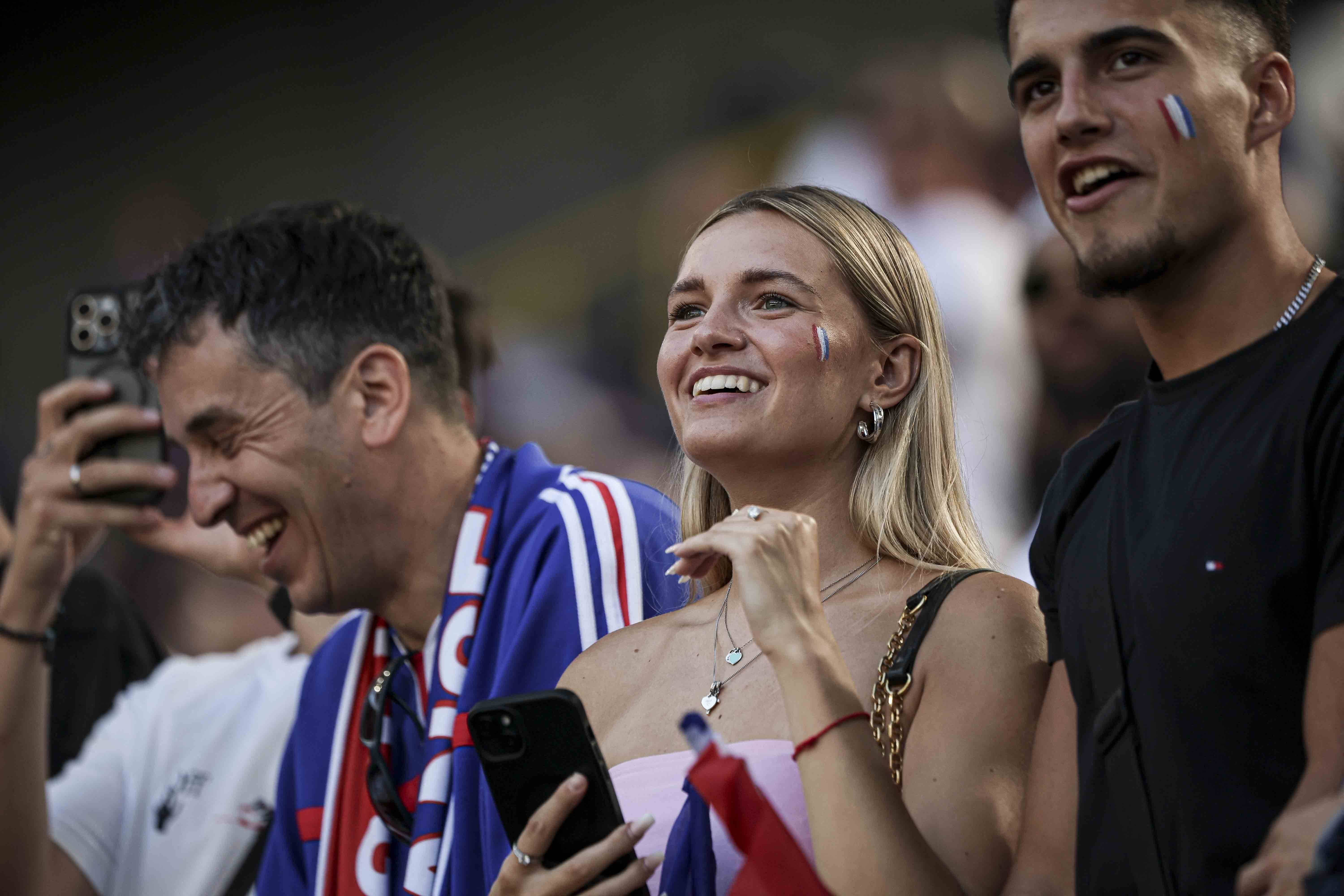 欧洲赛场氛围热烈，球迷激情支持的简单介绍