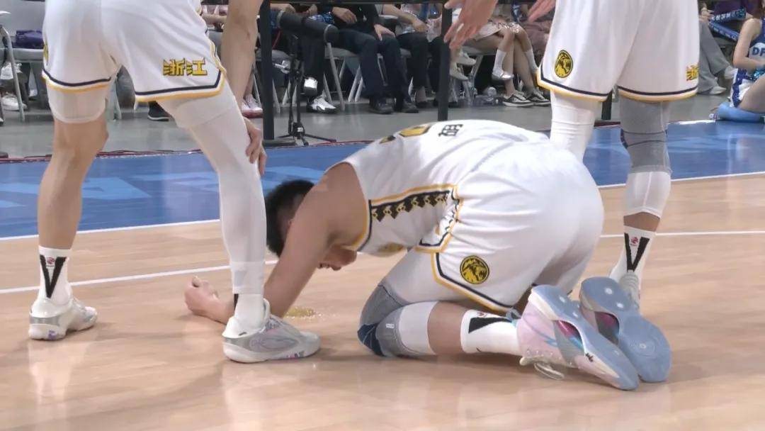 aoa体育活动-涪陵男篮在比赛中展现出坚韧的内线防守，成功击败对手的简单介绍