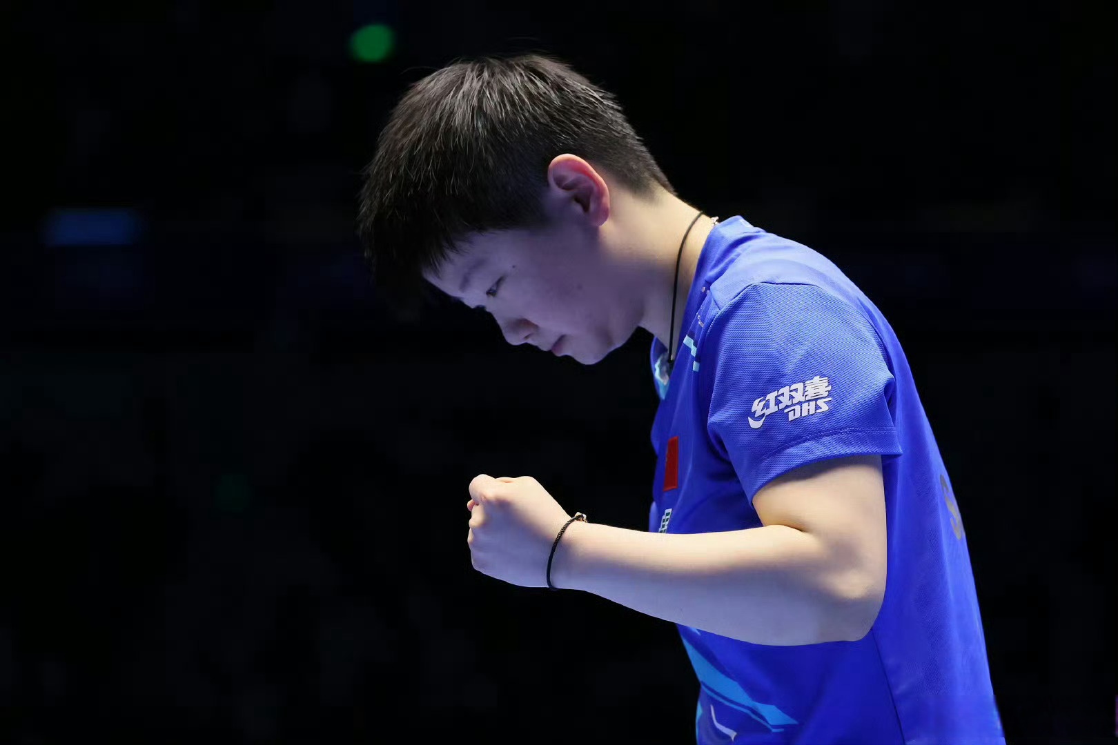 涪陵男篮在比赛中展现出坚韧的内线防守，成功击败对手的简单介绍