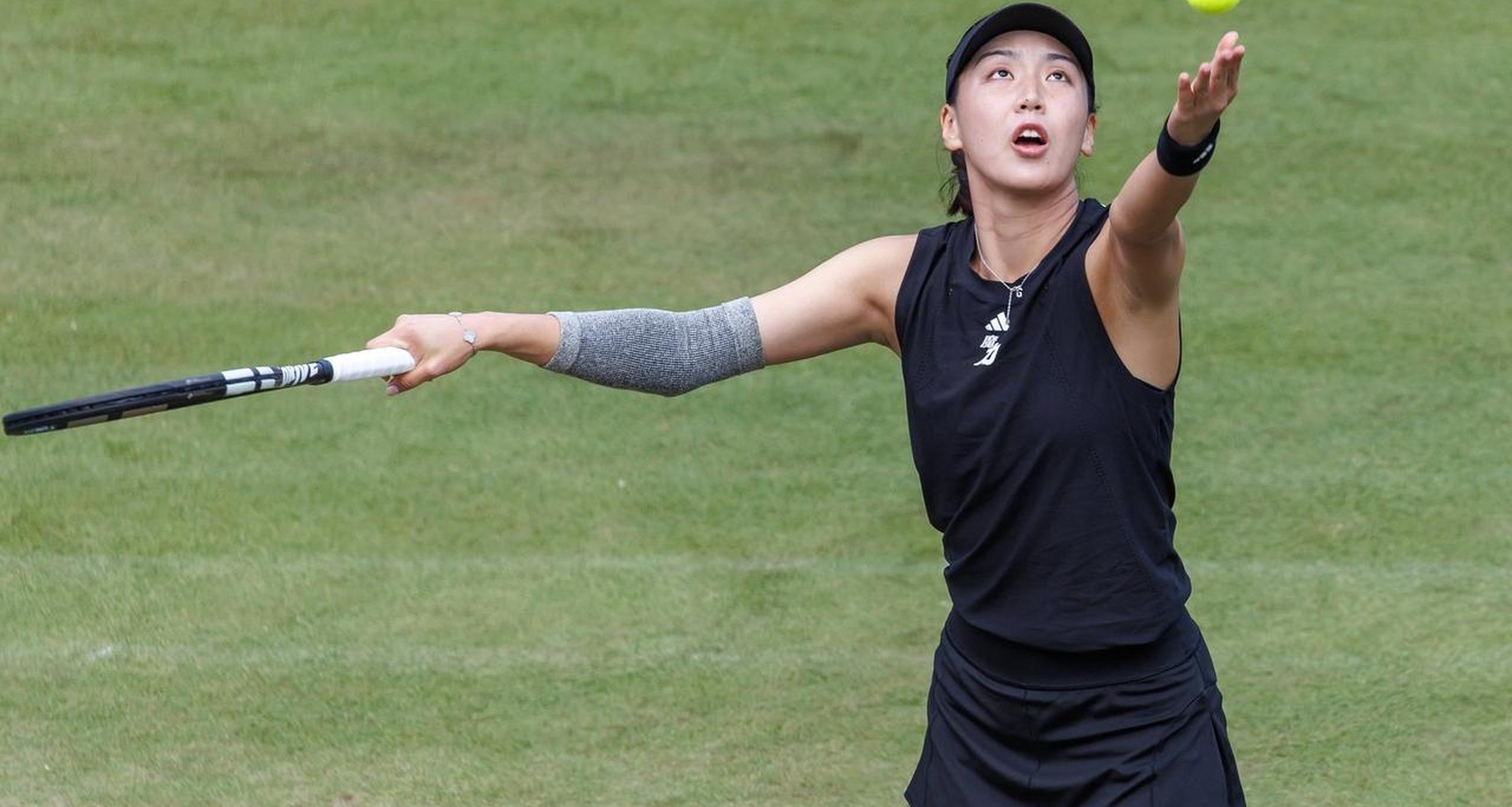 球场上风云突变，两队实力悬殊