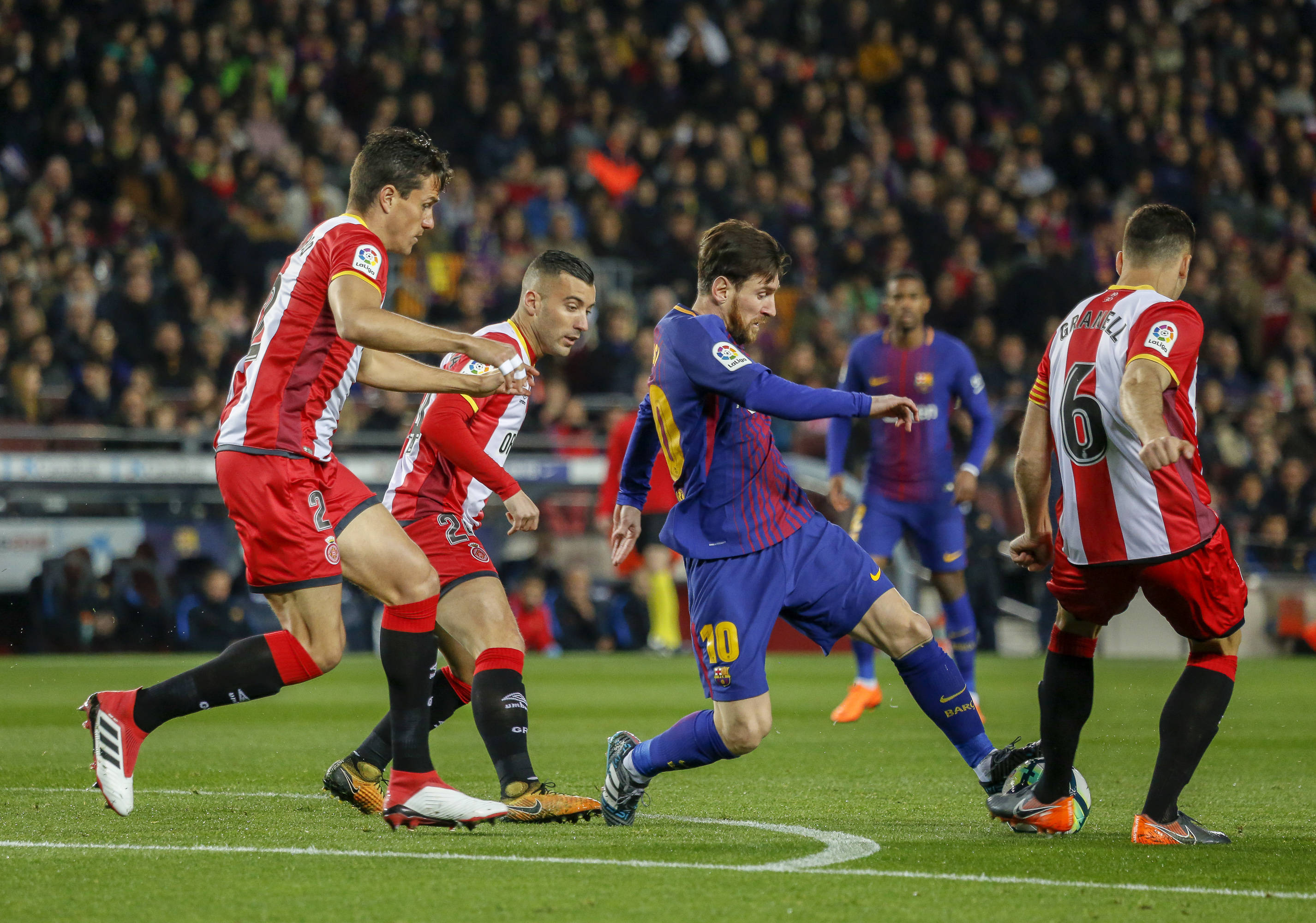 aoa体育直播-巴塞罗那斩获胜利，豪取欧冠八强席位！