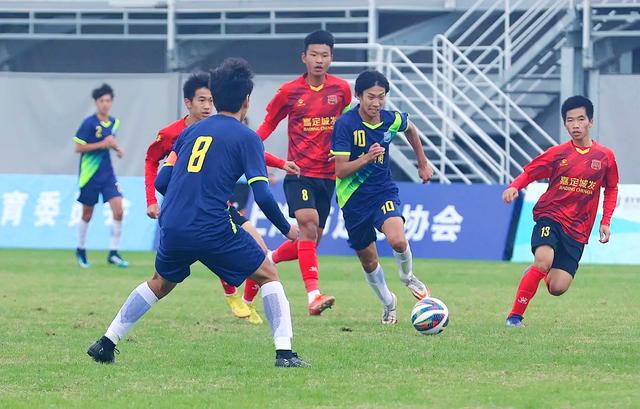 中超联赛中球队间的激烈角逐引人注目