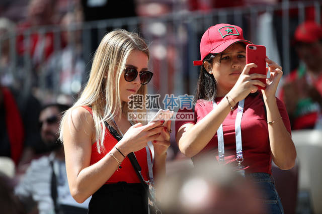 巴塞罗那球迷热情支持球队斗志昂扬的简单介绍