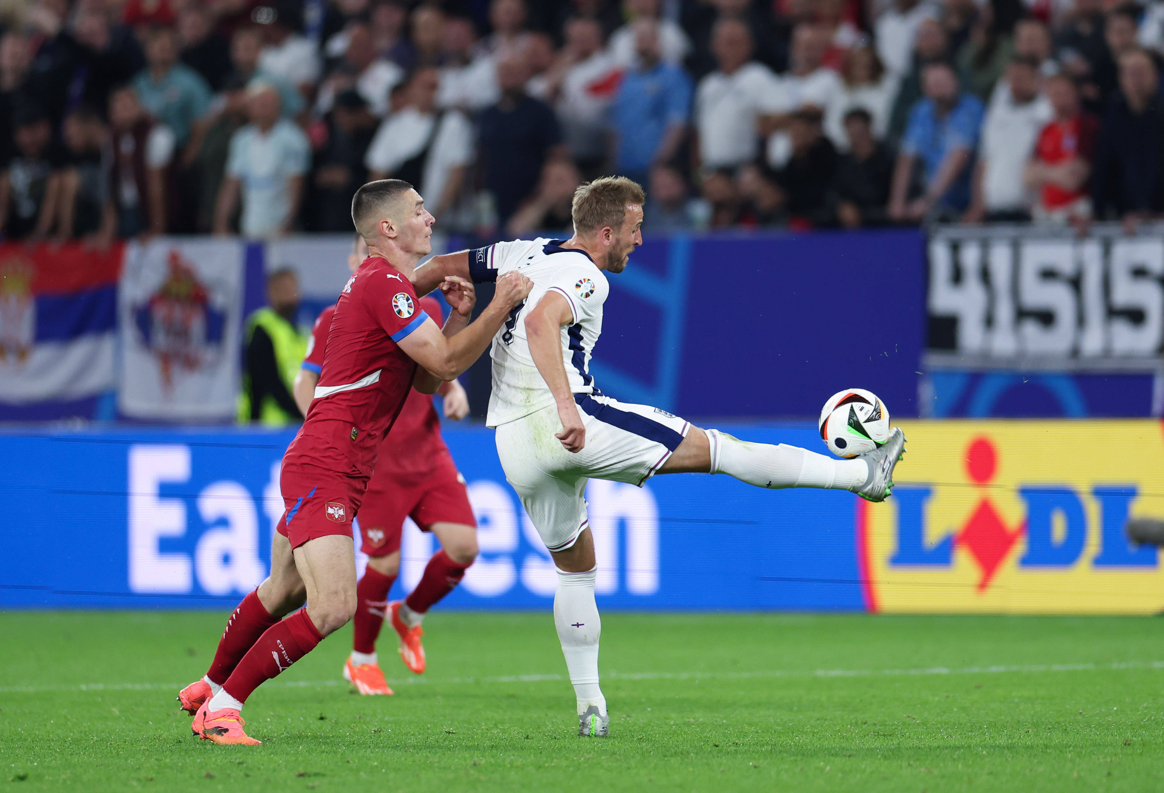 塞维利亚球员连入两球，助球队击败对手