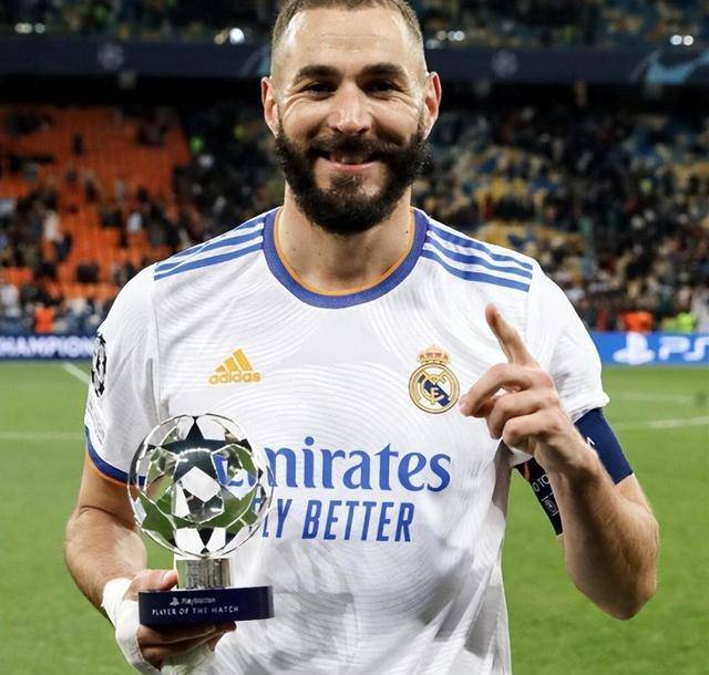 皇马卫冕失利，本泽马半场受伤提前下场