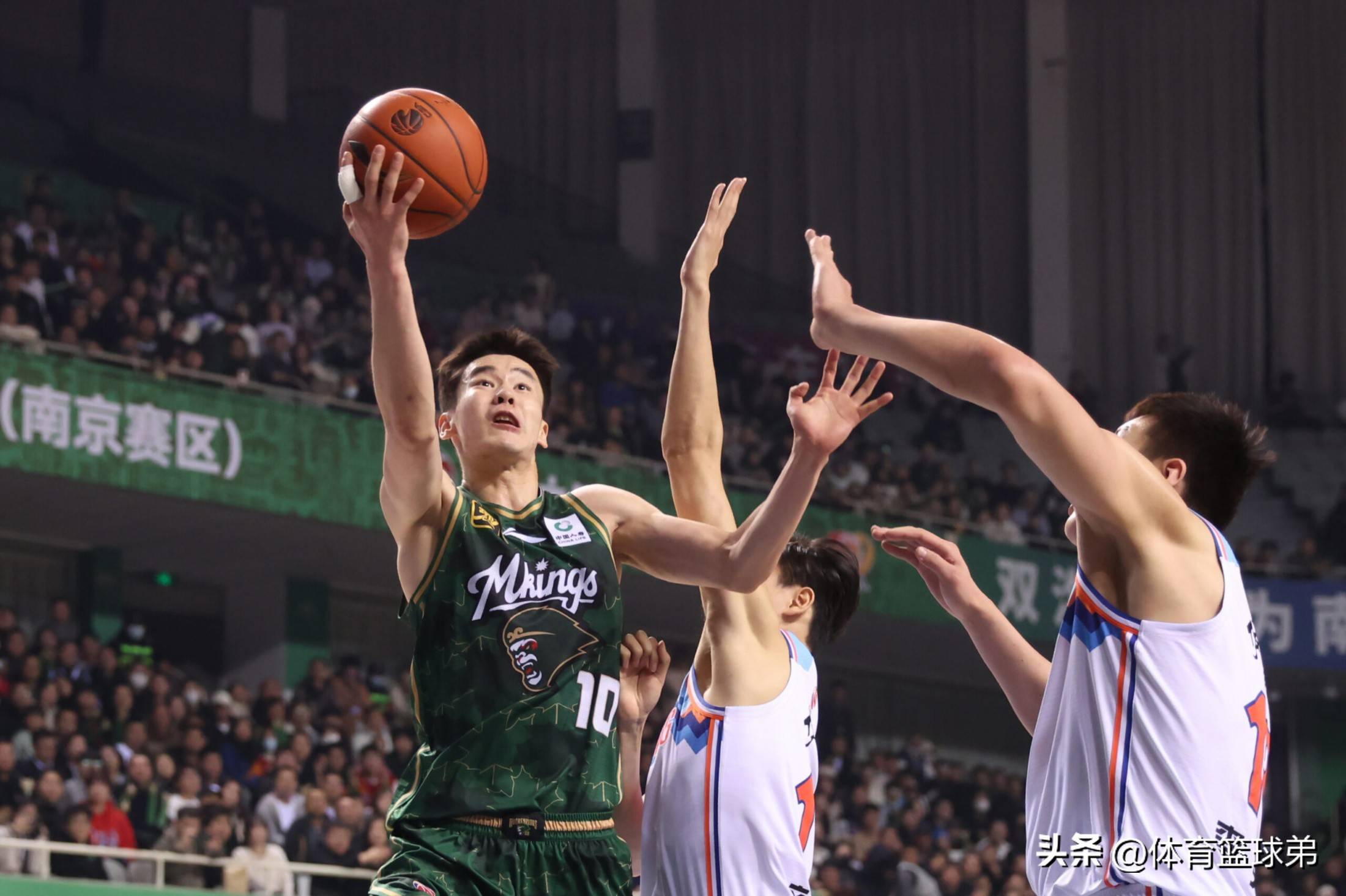 aoa体育活动-篮球比赛中涌现出一批年轻的新星