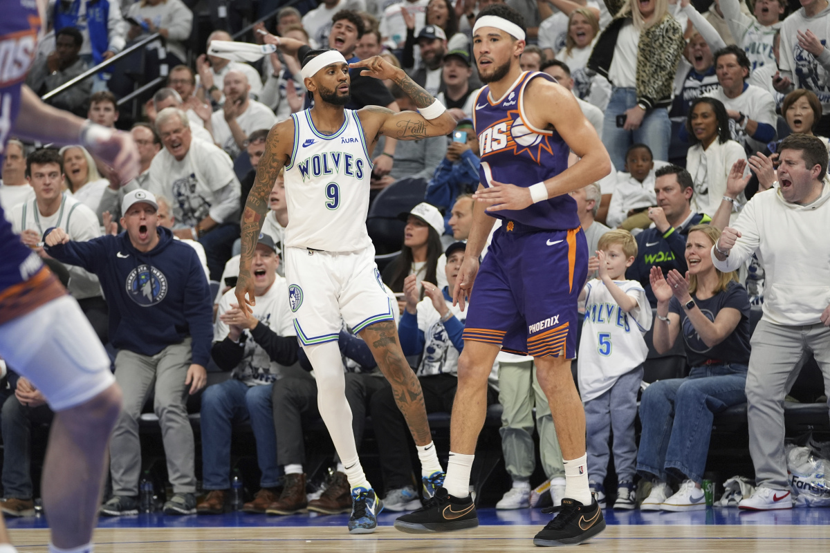 关于掘金球员赛后庆祝胜利展现团队凝聚力的信息