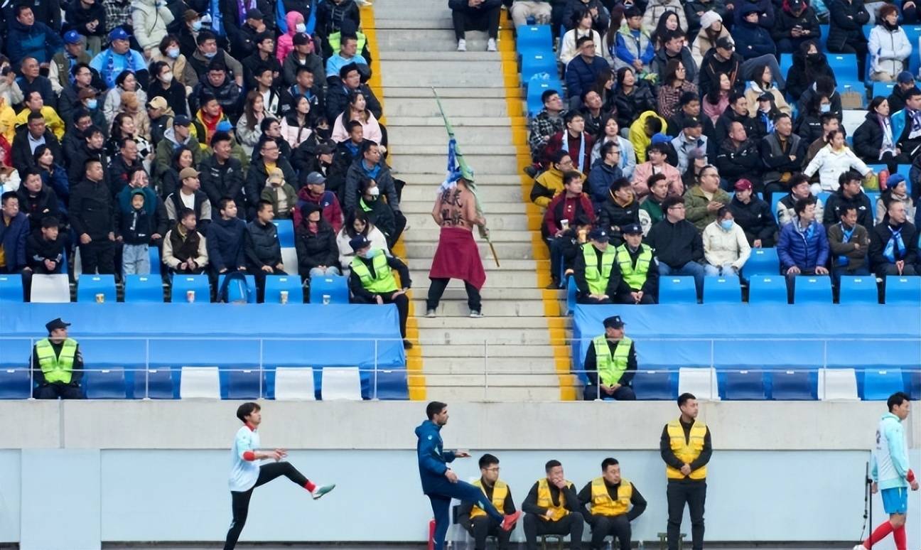 aoa体育娱乐-足球比赛中出现意外，现场球迷情绪激动