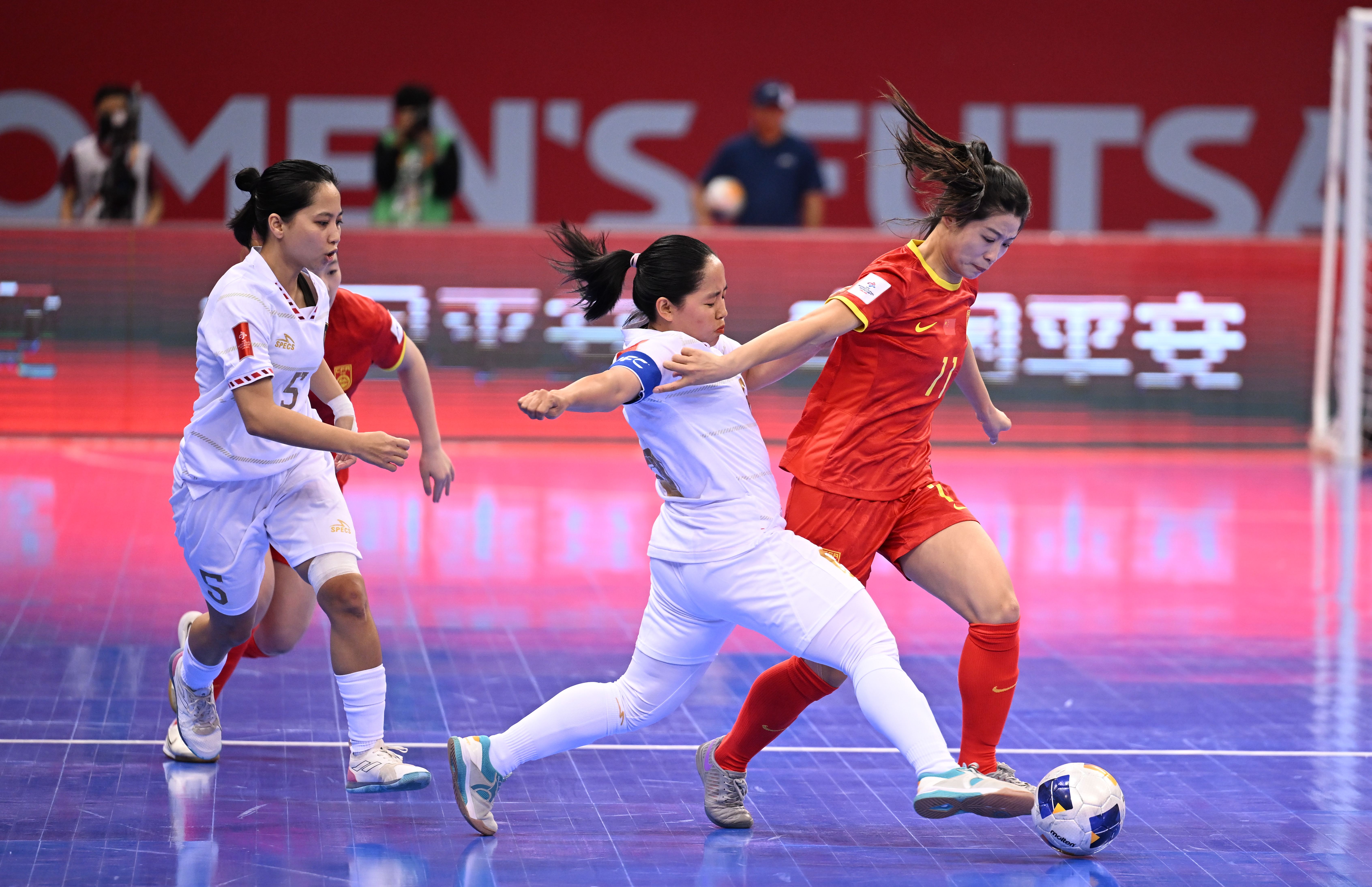 aoa体育新闻-关于女子足球联赛再掀热潮，观众争相欢呼的信息