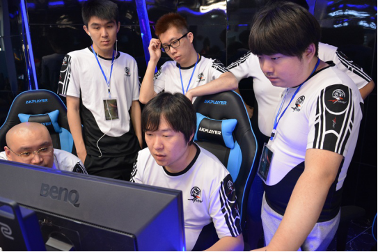 神秘伤病困扰电竞战队，寻找新的替代解决方案