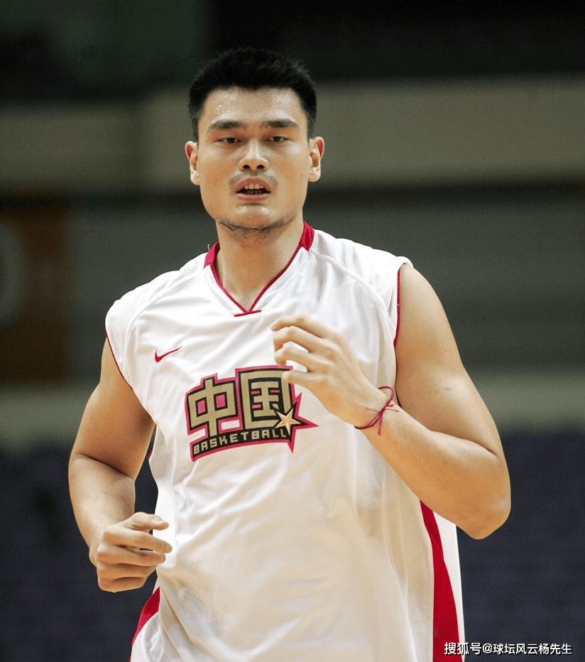 aoa体育直播-巨星球员在国内篮球赛中表现出色