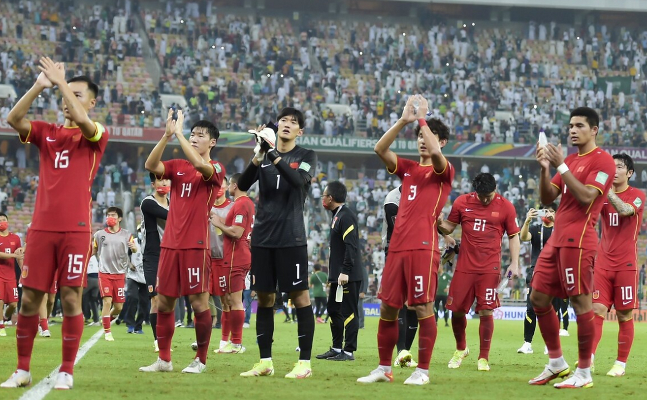 aoa体育新闻-中场发动机多次传球成功，助攻进球制胜