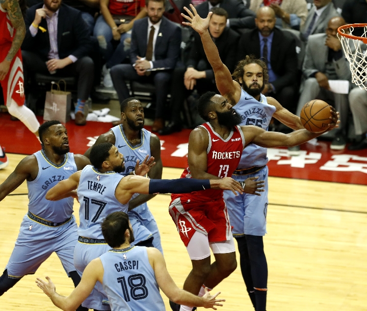 aoa体育活动-灰熊队主场力克活塞，继续领跑东部