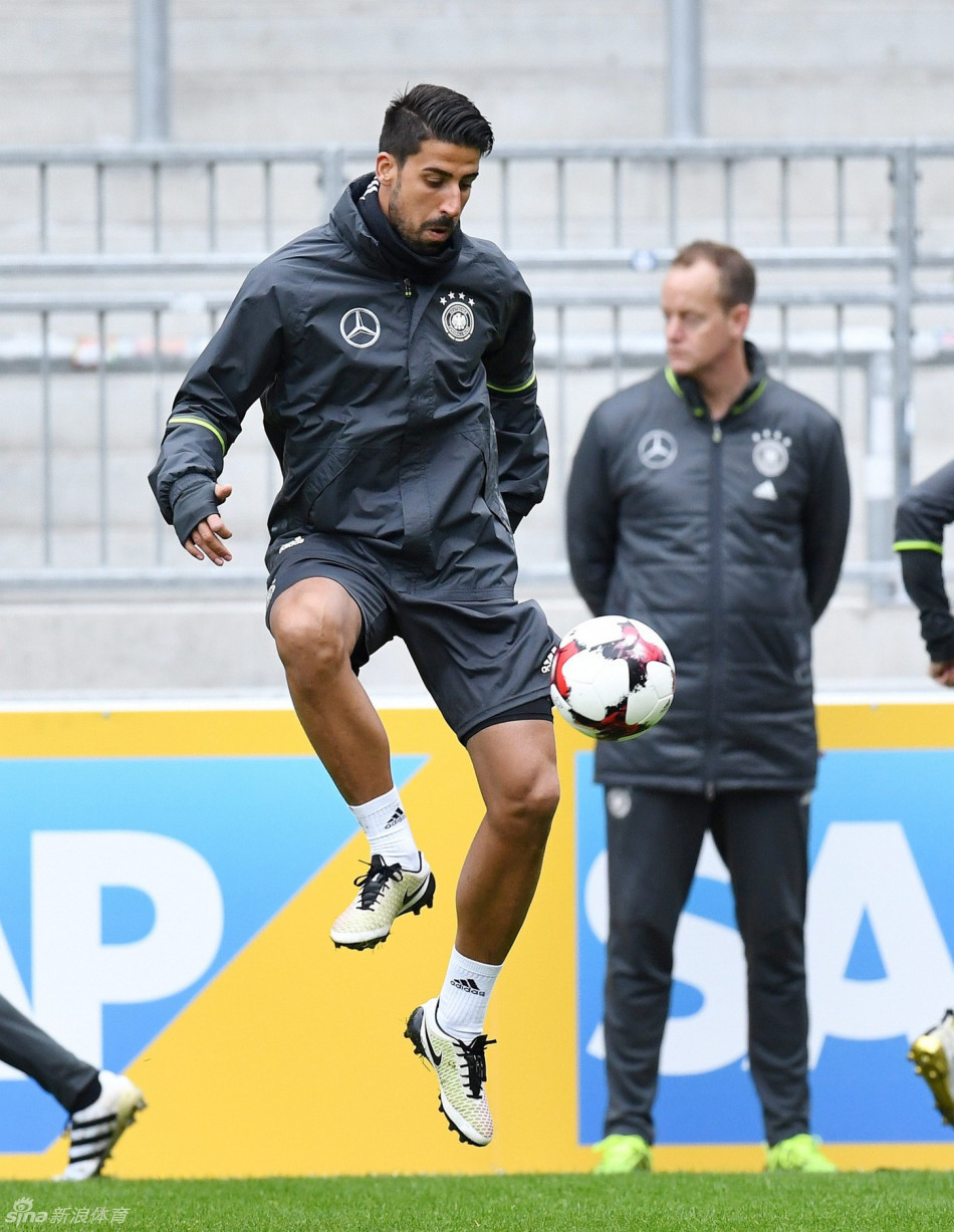 德国队球员接受特训备战下一场比赛 德国队球员接受特训备战下一场比赛
