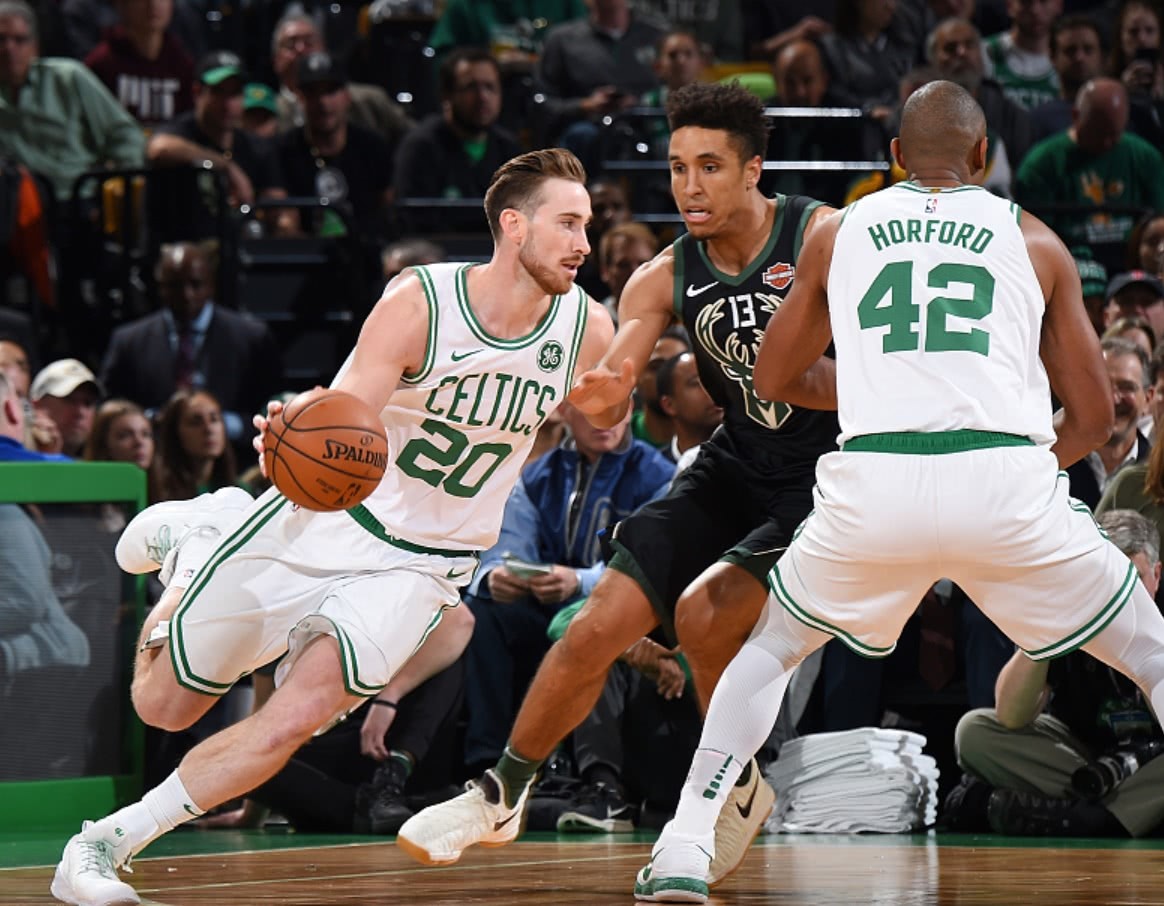 雄鹿队踢走疯牛,保持不败金身 雄鹿队踢走疯牛,保持不败金身